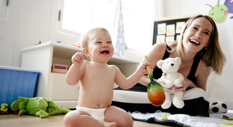 mae com bebe em ambiente acolhedor