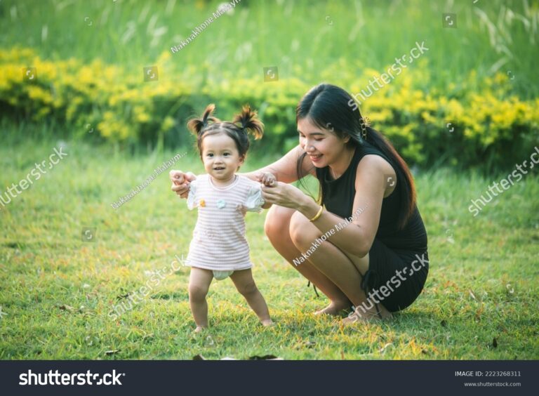 mae com bebe sorrindo em um parque
