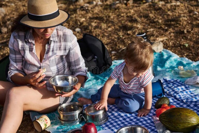 mae e bebe desfrutando de um dia ensolarado