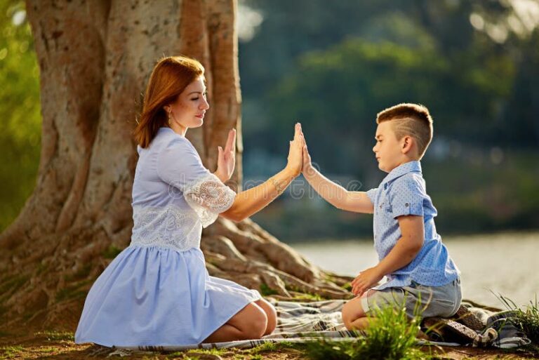 mae e filho felizes em um parque