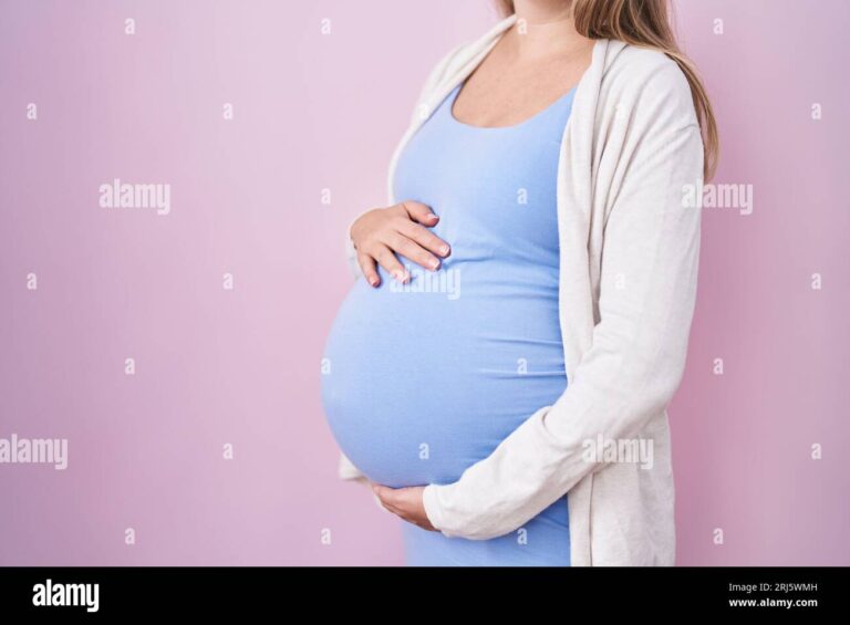 mae gravida segurando a barriga preocupada