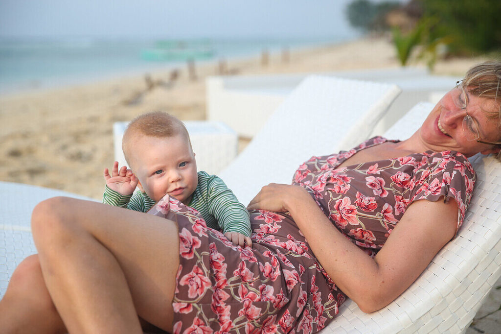 É possível emendar férias com licença maternidade no Brasil