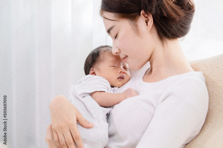 mae segurando bebe com carinho