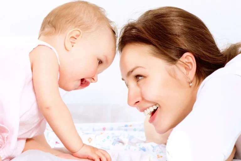 Como Calcular o Décimo Terceiro Durante a Licença Maternidade 17 mae segurando bebe com sorriso