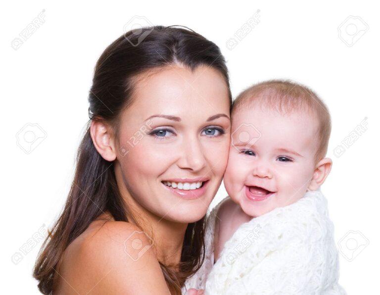 Quem Está de Licença Maternidade Tem Direito ao Décimo Terceiro 16 mae segurando bebe com sorriso feliz 3