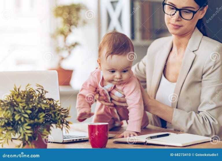 mae segurando bebe em ambiente de trabalho 1