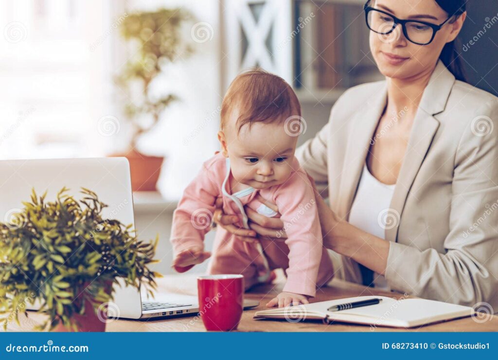 mae segurando bebe em ambiente de trabalho