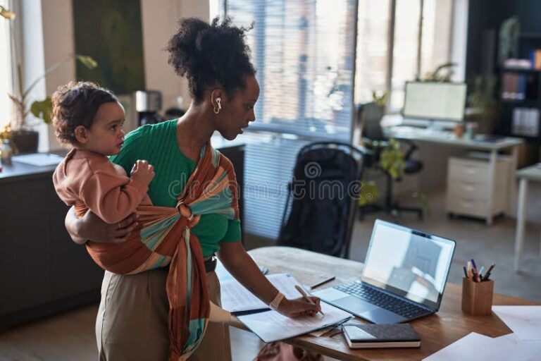 Quem deve dar entrada na licença-maternidade: eu ou a empresa 13 mae segurando bebe em ambiente de trabalho 2