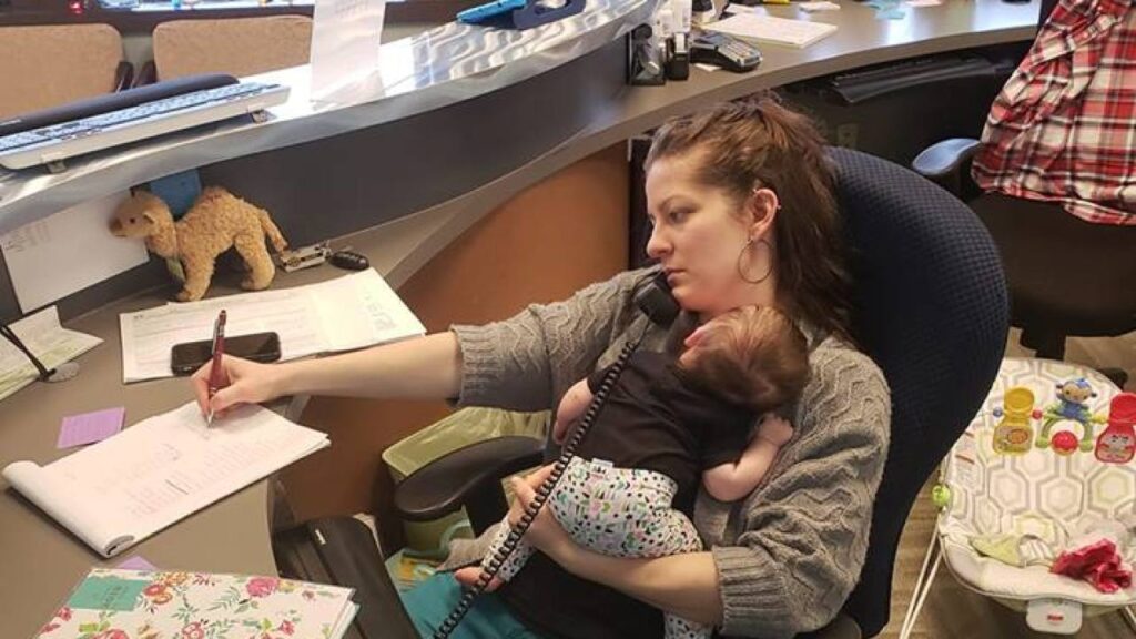 Quando a empresa pode demitir após a licença maternidade 1 mae segurando bebe em ambiente de trabalho 3