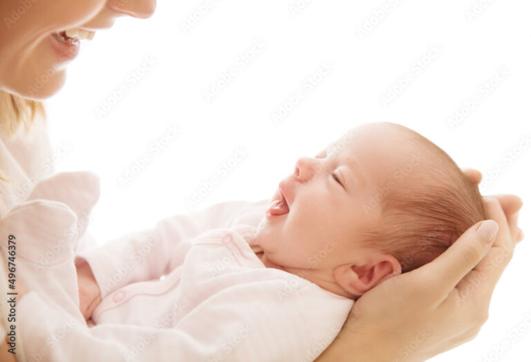 Quem Recebe Bolsa Família Pode Também Receber Auxílio Maternidade 38 mae segurando seu bebe sorrindo feliz