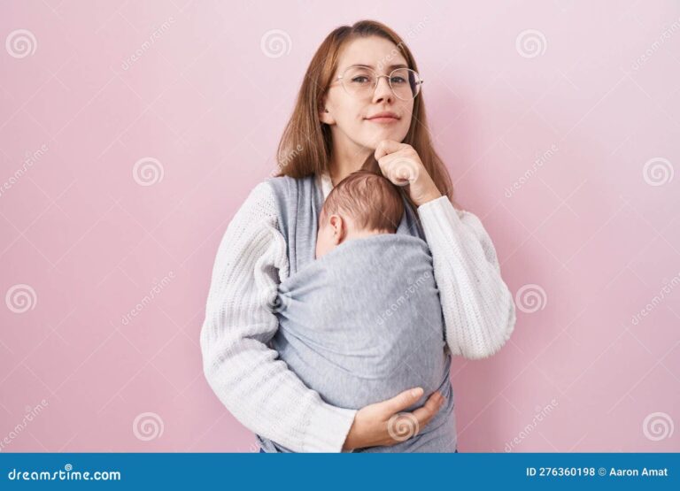 Fui demitida e engravidei: posso receber seguro desemprego 34 mae segurando um bebe com expressao pensativa