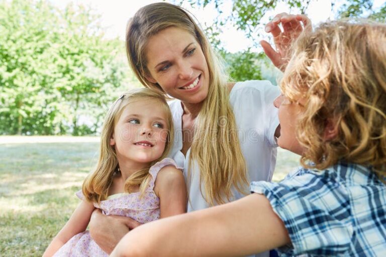 Sou mãe solteira: Tenho direito ao Bolsa Família Descubra aqui! 2 mae solteira com filhos felizes em parque