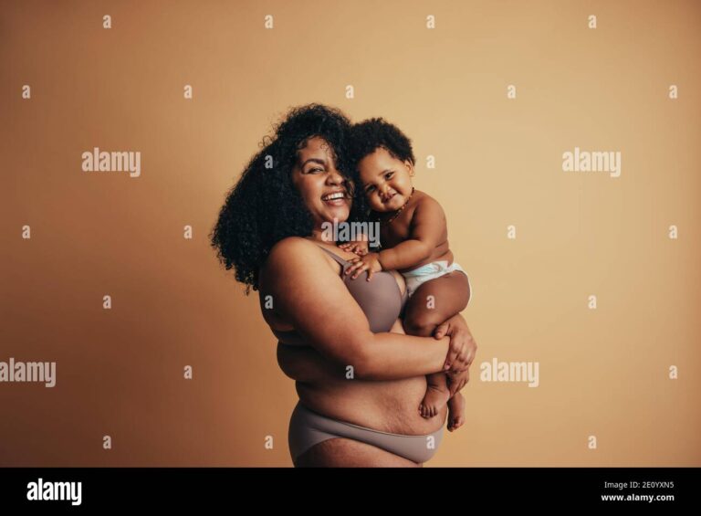 mae sorridente segurando seu bebe feliz