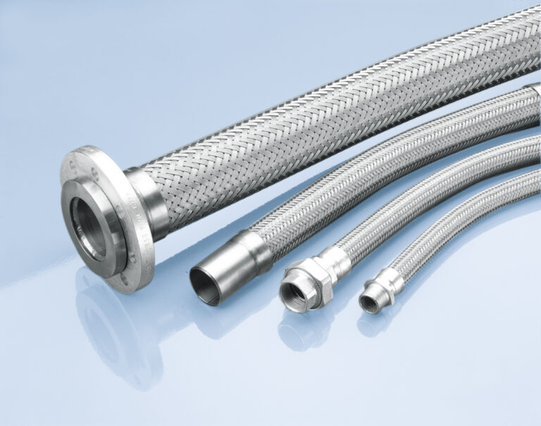 mangueira metalica flexivel em uso industrial