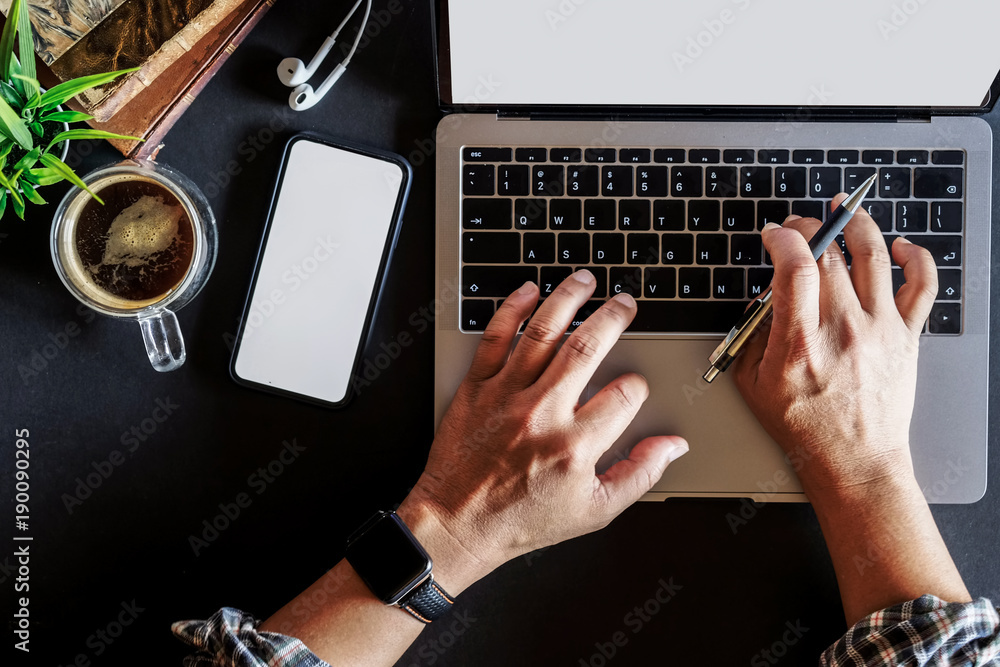 mao digitando em teclado com laptop