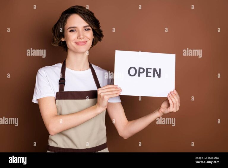 mao segurando carteira de trabalho aberta