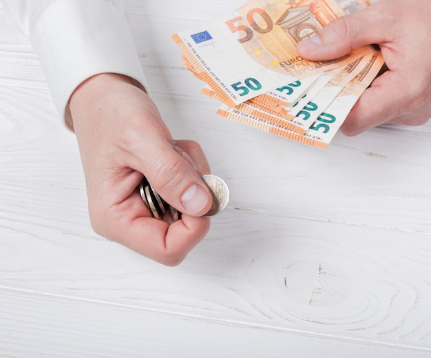 Qual é o percentual do salário destinado à pensão alimentícia 12 mao segurando moedas ou notas de dinheiro