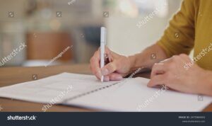 mao segurando um caderno de aposentadoria
