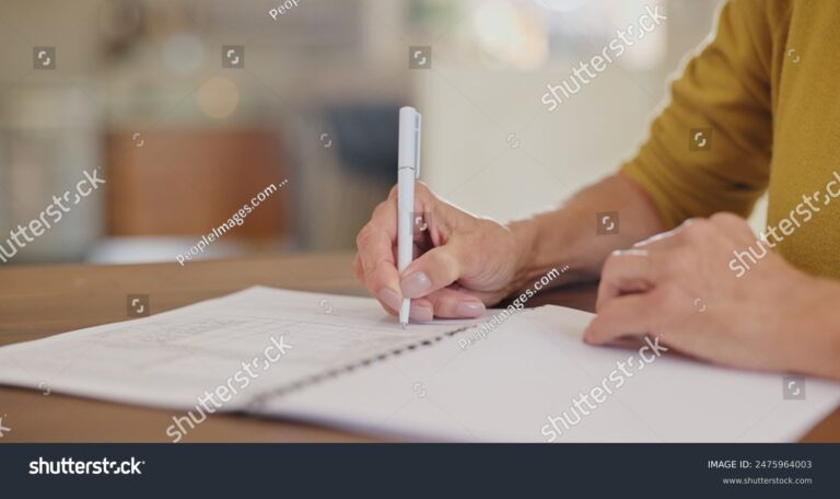 mao segurando um caderno de aposentadoria