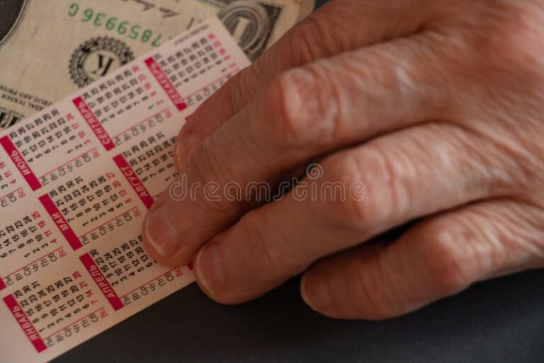 mao segurando um calendario e dinheiro