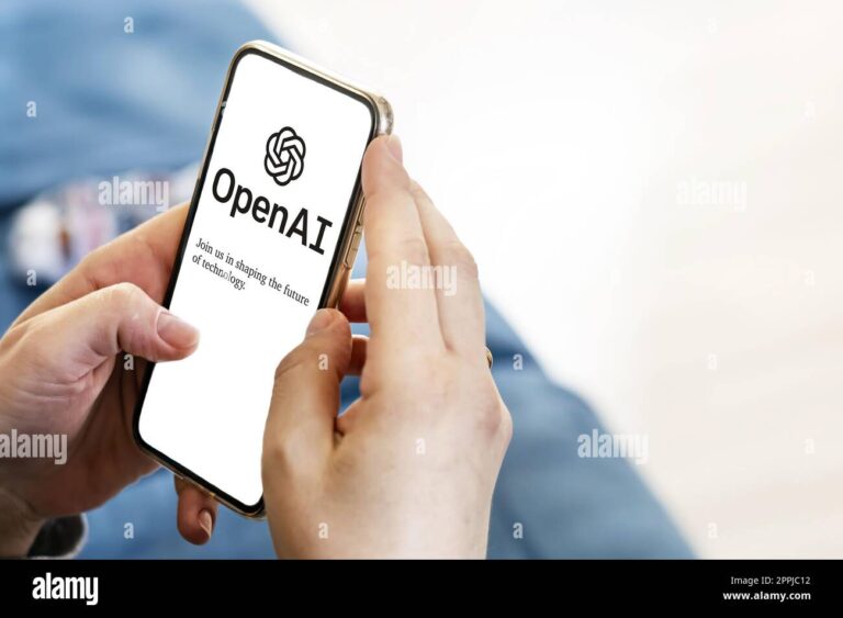 Como Consultar os Valores a Receber no Site do Governo Federal 9 mao segurando um celular com site aberto