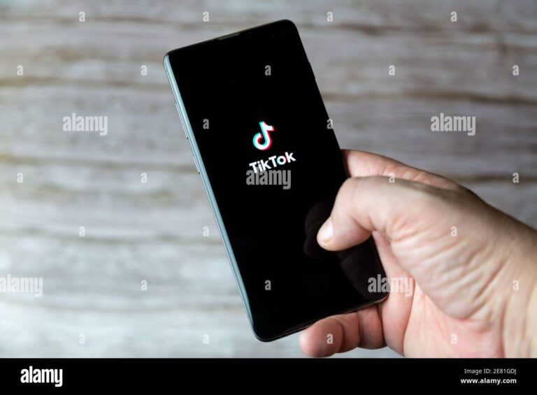 mao segurando um celular com tiktok aberto