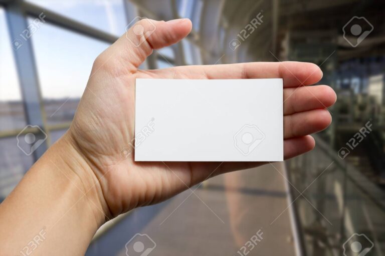 mao segurando um documento de identidade