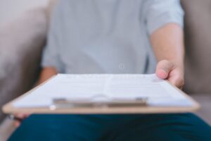 mao segurando um documento em anexo