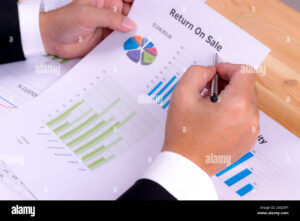 mao segurando um documento financeiro