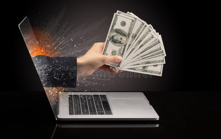 Como Ganhar Dinheiro Pela Internet De Forma Segura e Eficiente 32 mao segurando um laptop com dinheiro