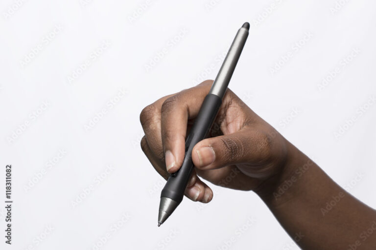 Como Fazer uma Assinatura Digital Pelo Portal do Gov.br 27 mao segurando uma caneta digital