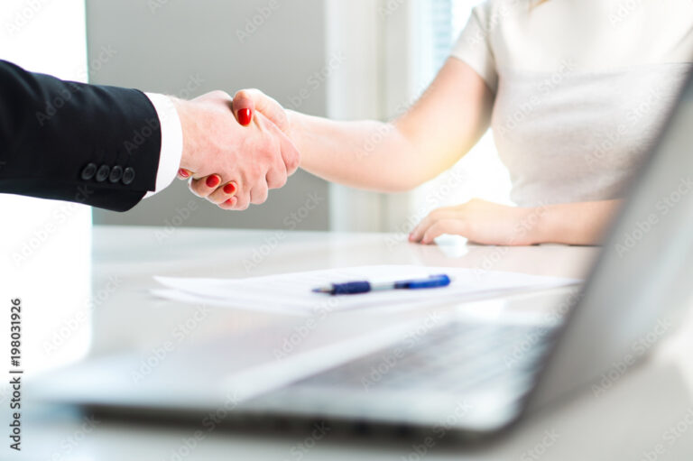 Como Funciona a Contratação CLT e Quais São Seus Direitos 11 maos apertando contrato de trabalho