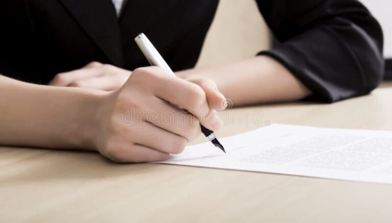 maos assinando um contrato formal