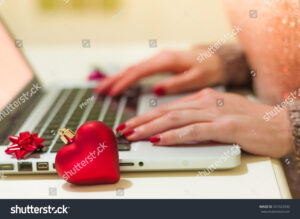 maos em um teclado durante o feriado
