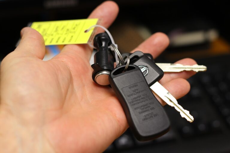 O Que Fazer Depois de Vender Seu Carro: Passos Importantes 20 maos entregando chaves de carro