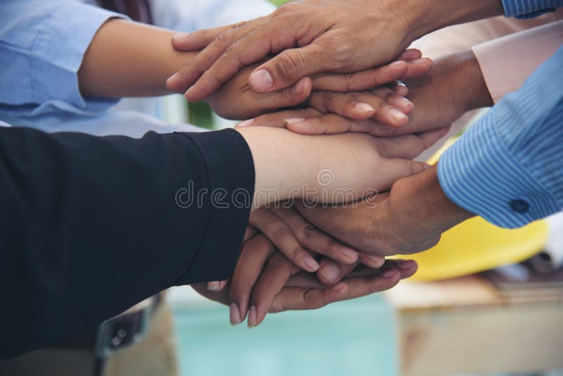 maos firmando um contrato de trabalho