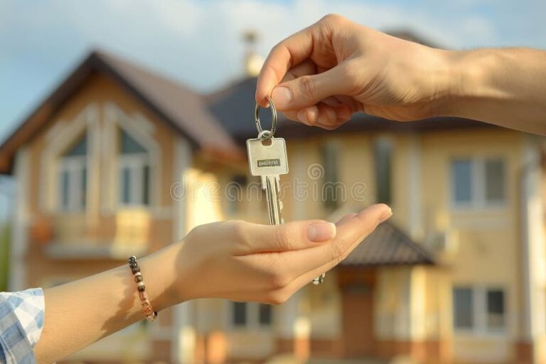 Como Realizar a Transferência de Imóvel de Pai para Filho em Vida 39 maos passando uma chave de casa