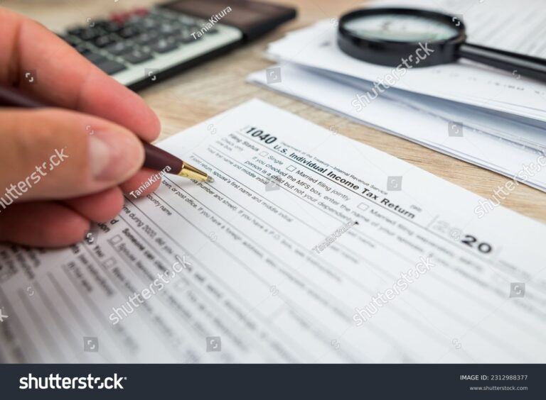 Quem Pode Fazer a Declaração do Imposto de Renda no Brasil 19 maos preenchendo uma declaracao de imposto