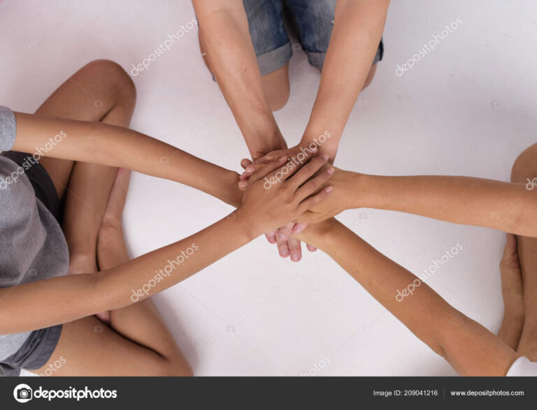 maos se unindo em sinal de acordo