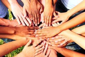 maos se unindo em solidariedade 1