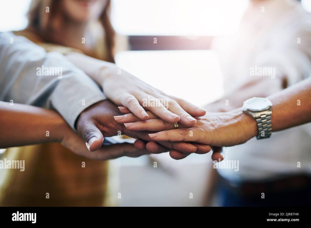 maos se unindo em solidariedade no trabalho