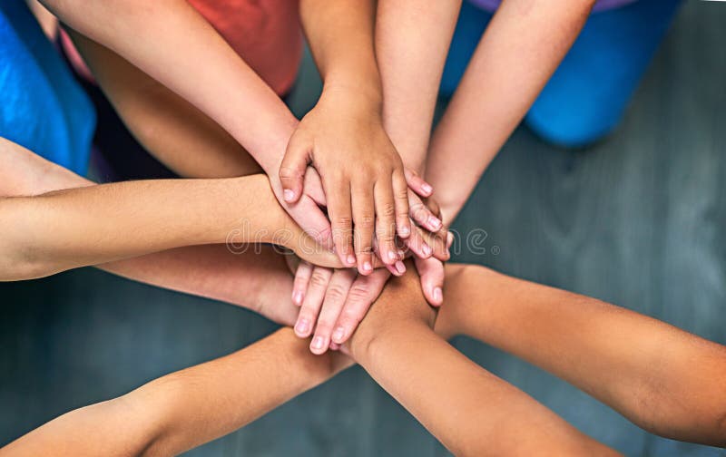 maos se unindo em solidariedade