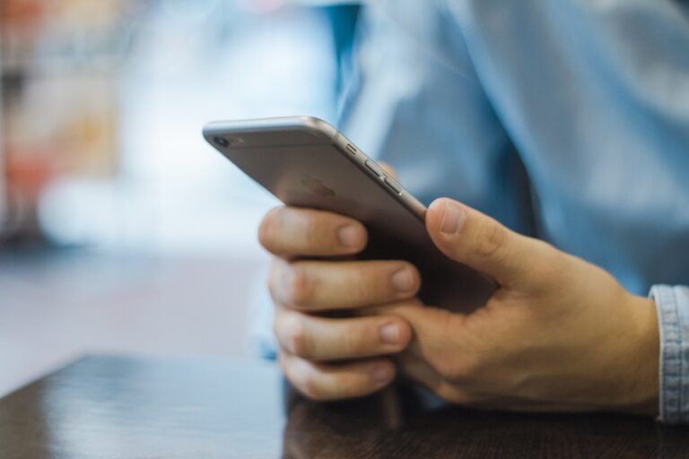 maos segurando celulares trocados