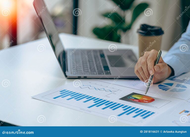 maos segurando contas e documentos financeiros