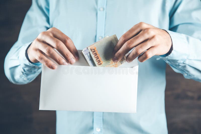maos segurando dinheiro e documentos 7