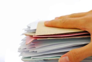 maos segurando documentos de trabalho