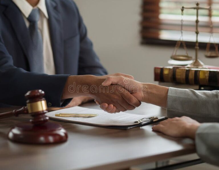 maos segurando documentos legais em mesa