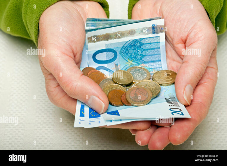 maos segurando moedas e notas de dinheiro 2