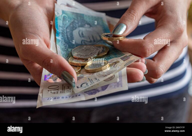maos segurando moedas e notas diversas