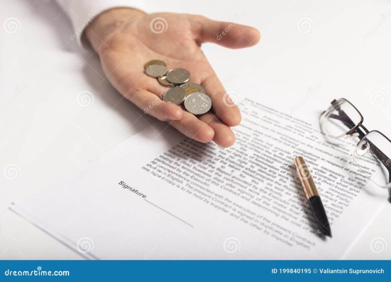 maos segurando moedas e um contrato